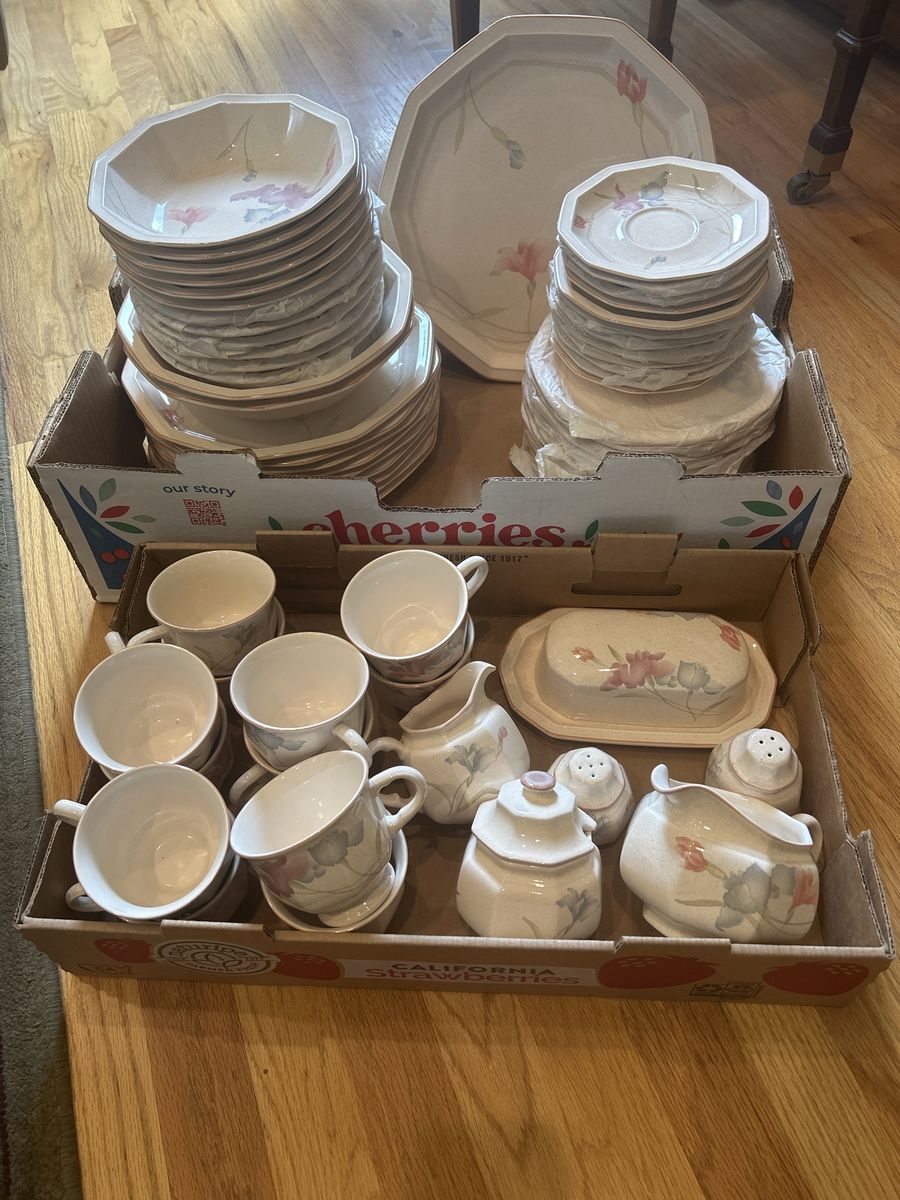 Mikasa “Magic Moods” complete Dinner set for 10 people with all the serving pieces