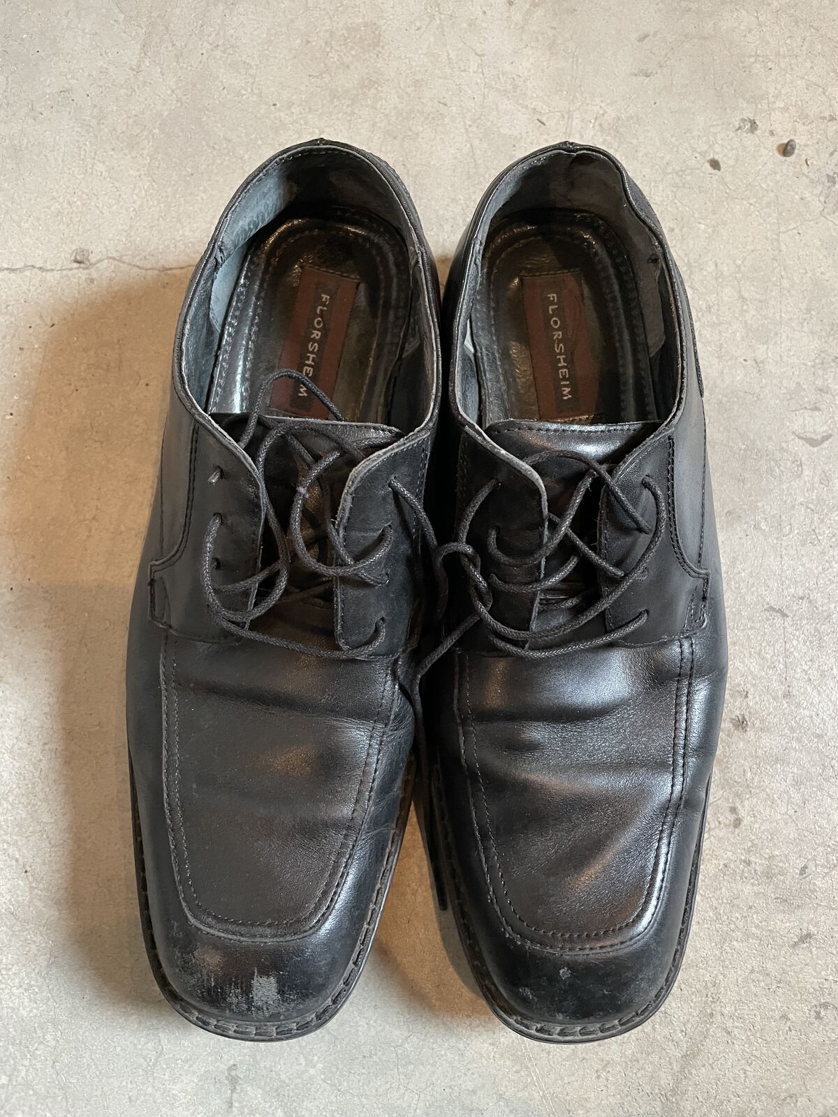 Men’s Florsheim Leather Dress Shoes In gently worn condition Size 7.5 in black