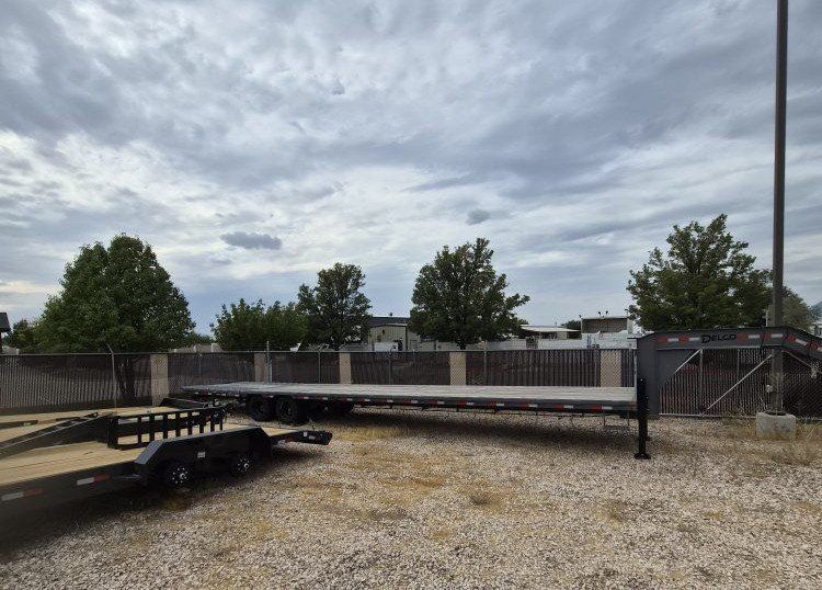 40' Delco Gooseneck Flatbed Trailer - Hydraulic Dovetail