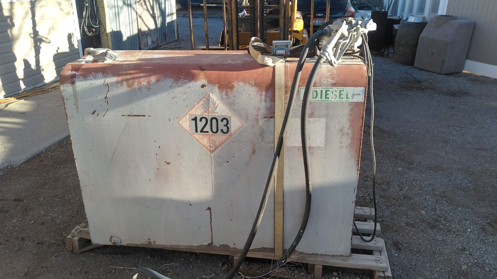 Fuel Tank with 12 V pump. 265 Gal.