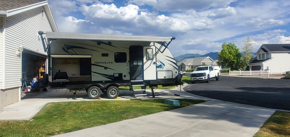 2019 Dutchmen Aerolite Travel Trailer with Outdoor Kitchen, Awning, Dual Axle
