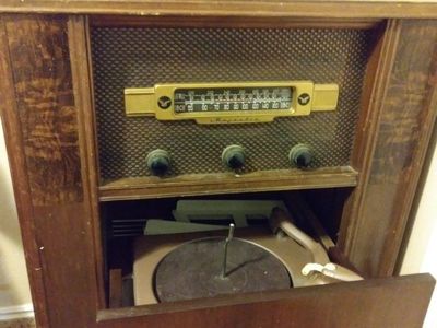 Vintage Majestic Radio-Phonograph Console - Classic Tube Radio & Record Player
