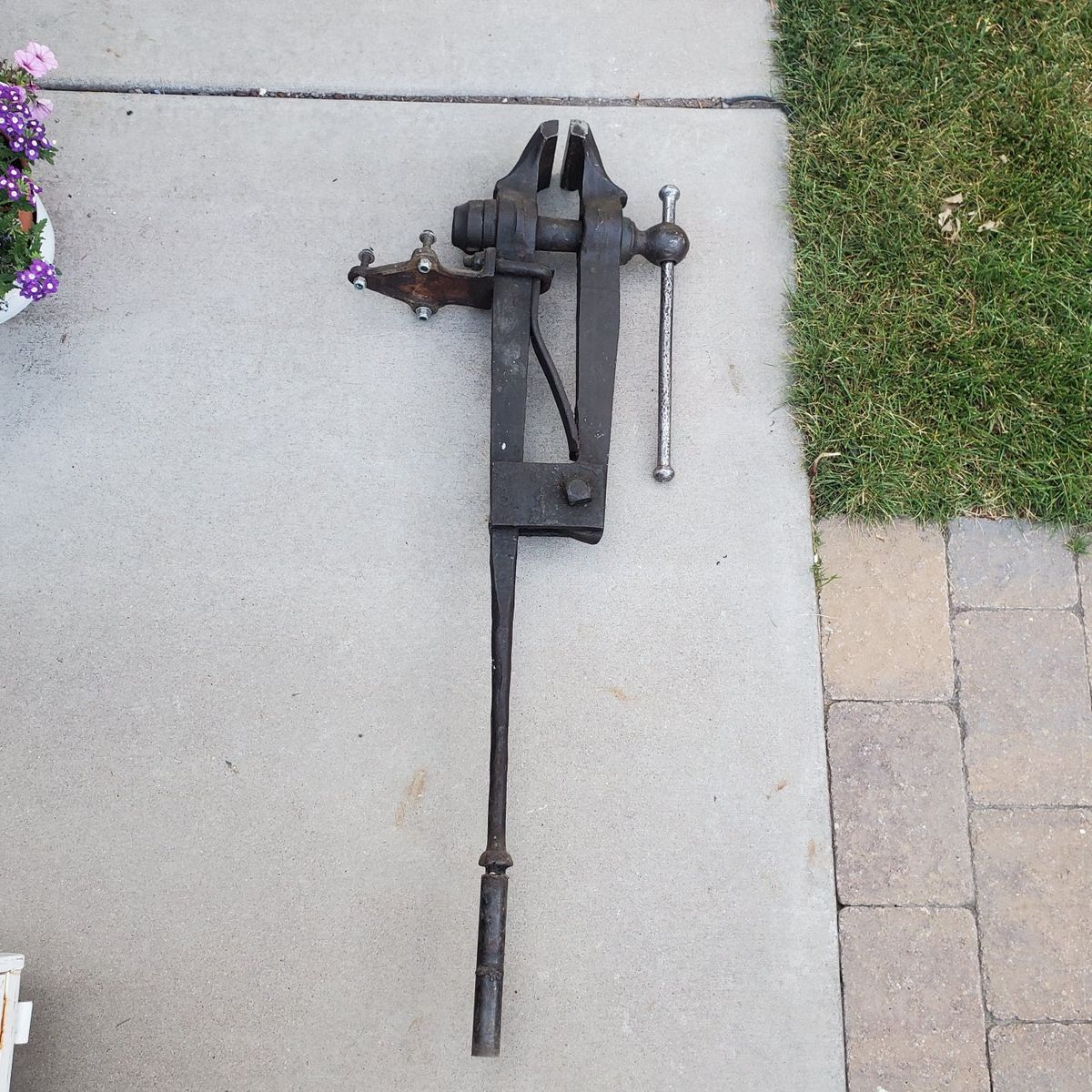 The Columbian Hardware Cleveland Blacksmith Vise