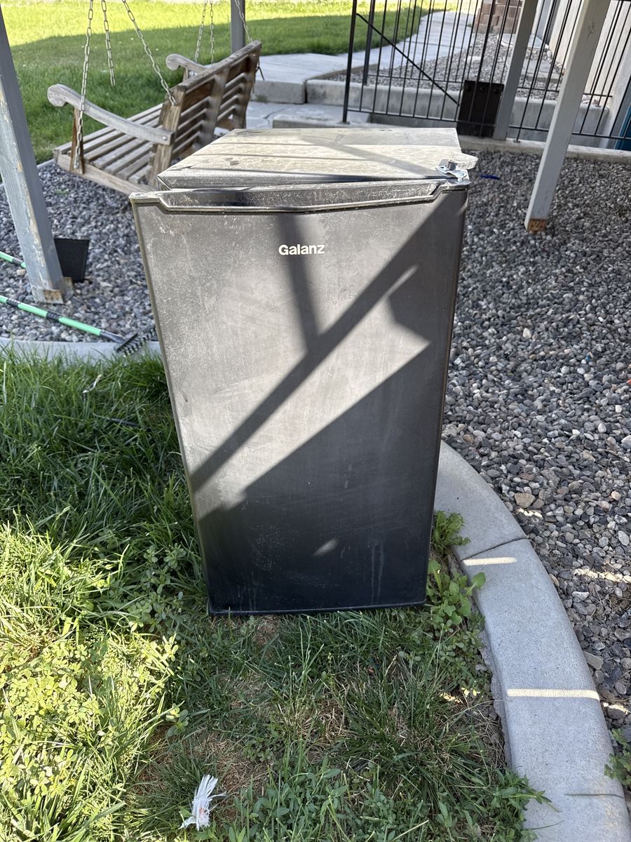 Galanz Mini Fridge Black Compact Refrigerator with Freezer
