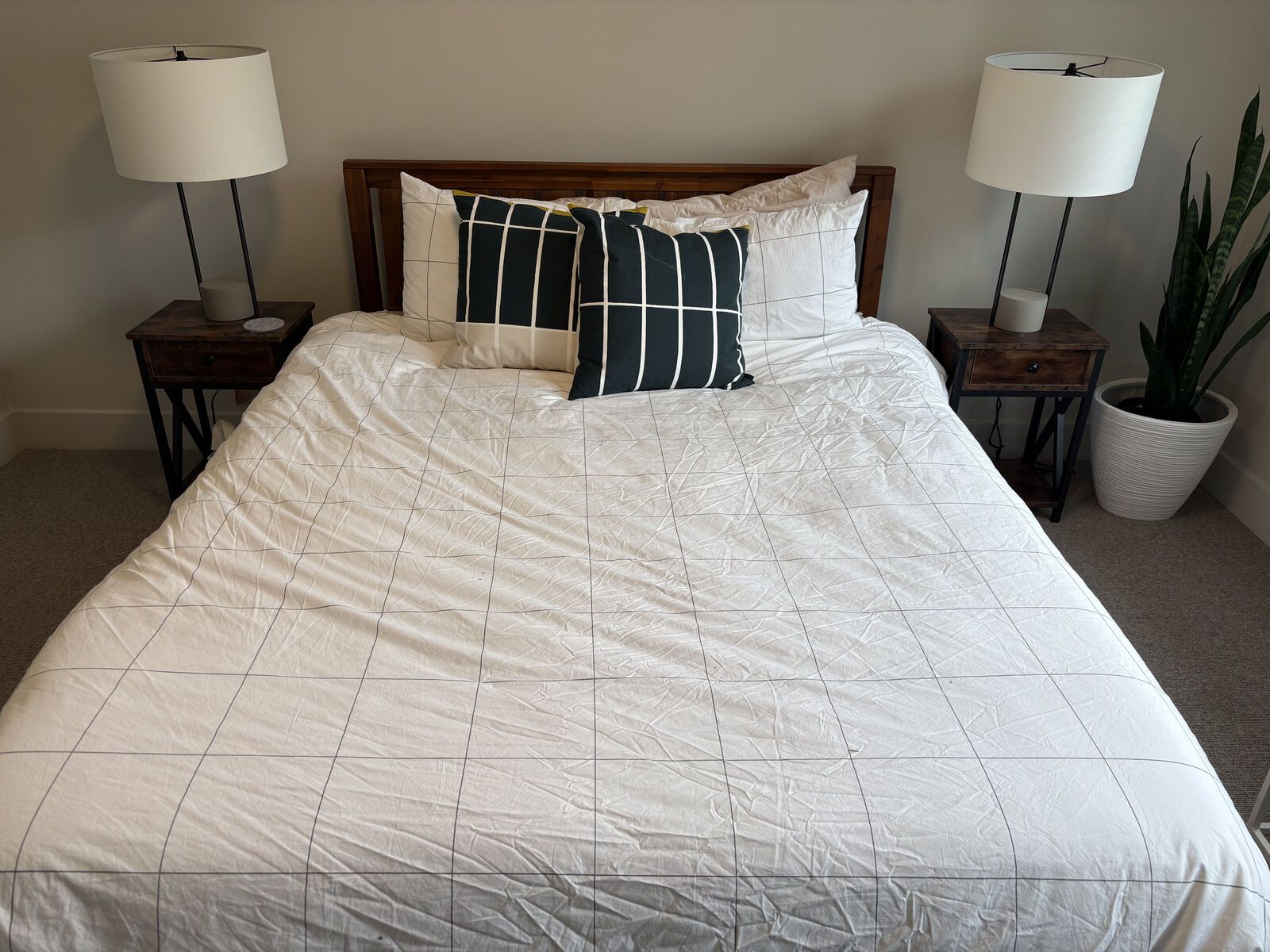 Queen Bedroom Set – Bed Frame, Mattress & Nightstands | Like New