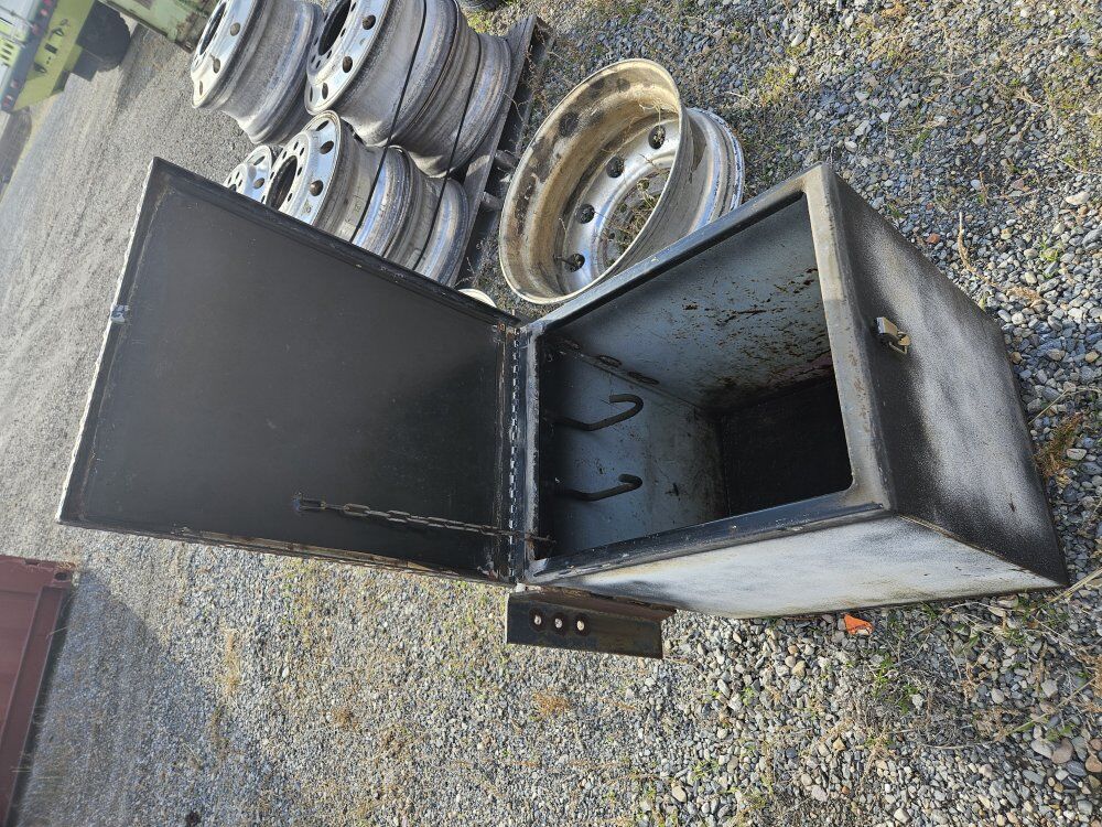 BLACK TOOLBOX WITH DIAMOND PLATE TOP STORAGE