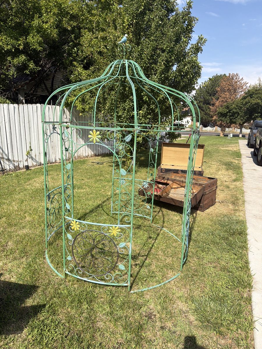 **SMALL GREEN METAL GAZEBO WITH BEAUTIFUL DETAILS**