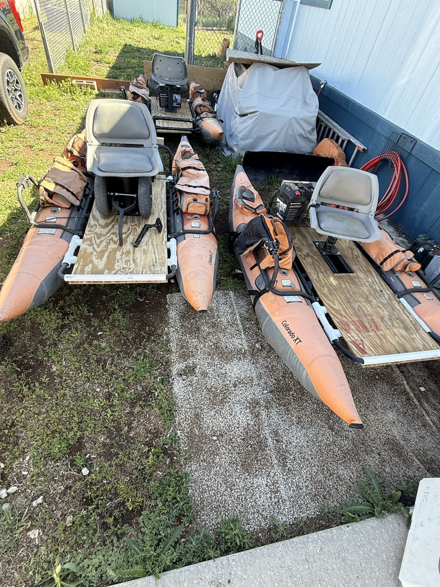 Pontoon boats