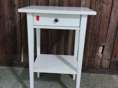 2 white nightstands