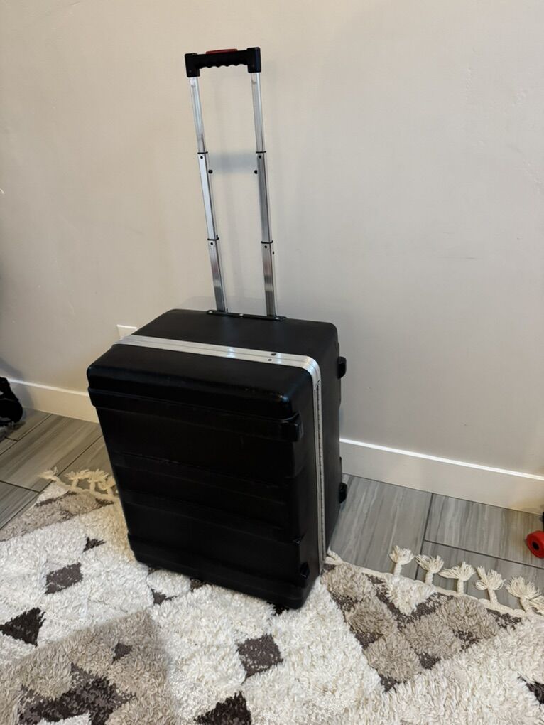 Hard shell equipment case (24x20x15”)