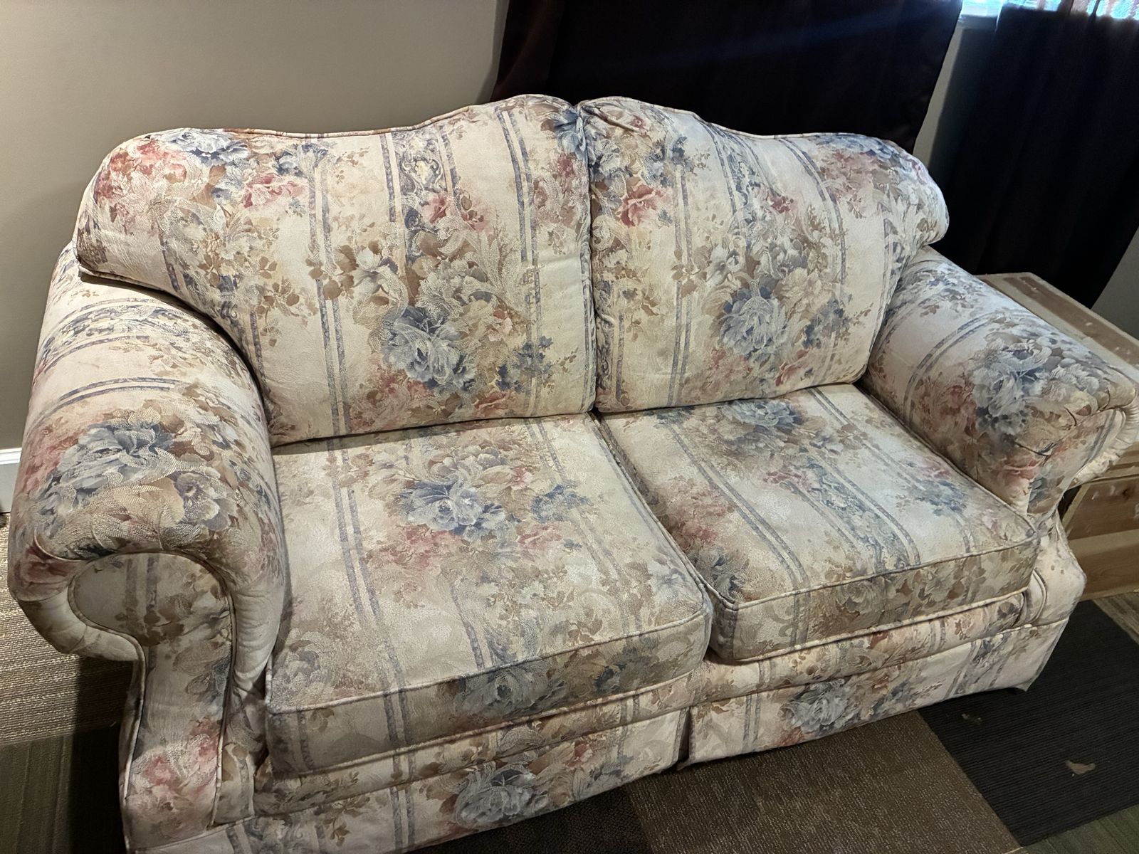 Free love seat excellent condition