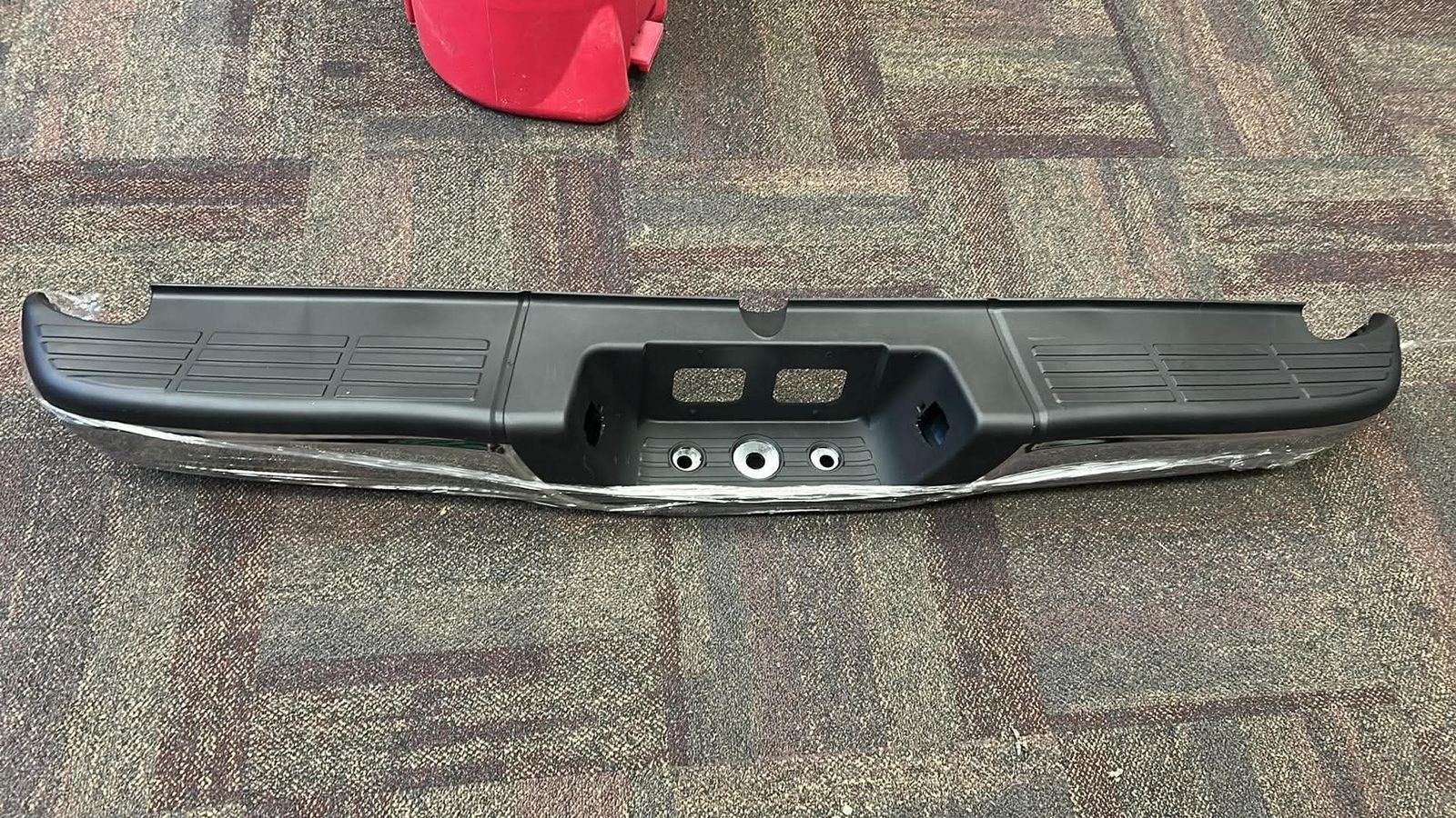 Replacement Rear Step Bumper Assembly for 2000-2006 Toyota Tundra, Chrome w/ Black Step Pad, PN: TO1103108