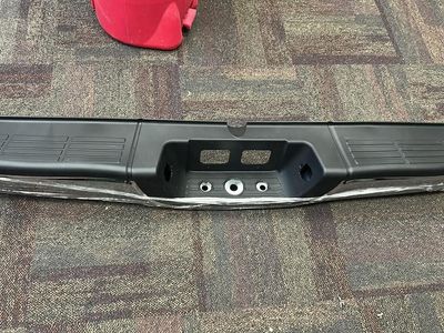 Replacement Rear Step Bumper Assembly for 2000-2006 Toyota Tundra, Chrome w/ Black Step Pad, PN: TO1103108