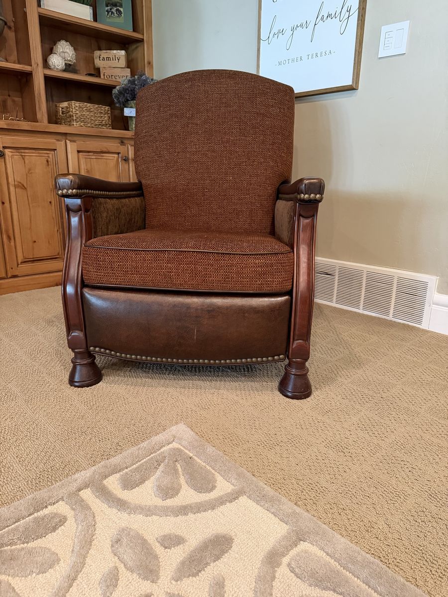 Custom Leather / Fabric Recliner Chair
