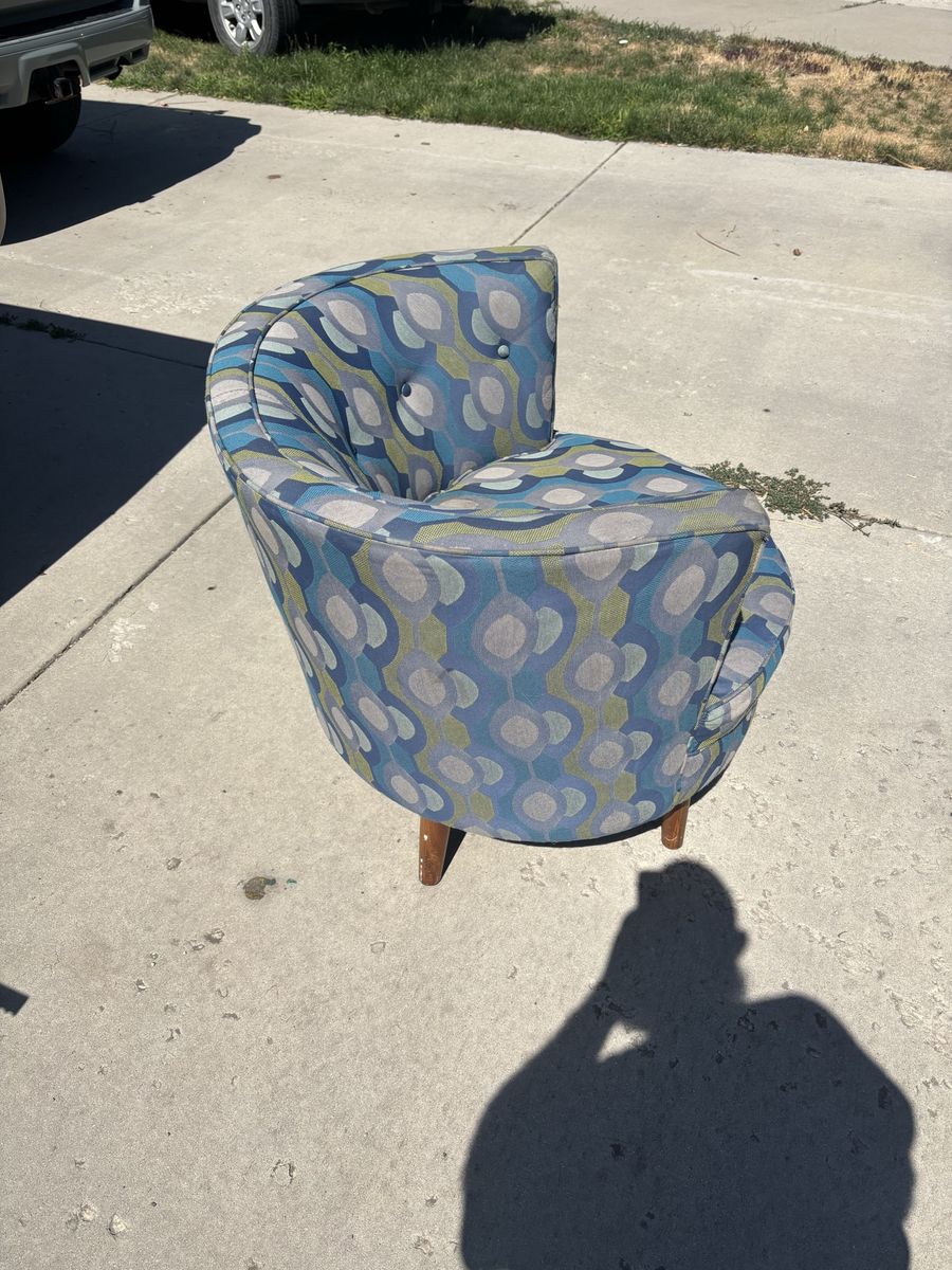 Swiveling barrel chair