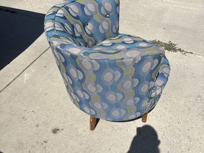 Swiveling barrel chair