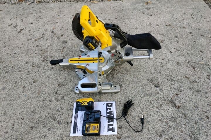 DEWALT 20V MAX SLIDING COMPOUND MITER SAW KIT