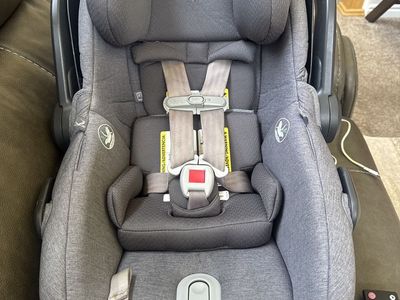 Uppababy mesa V2 car seat and base