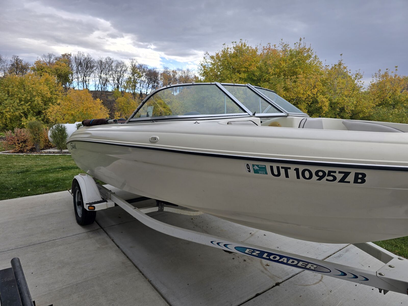 Motorboat fish/ski combo boat