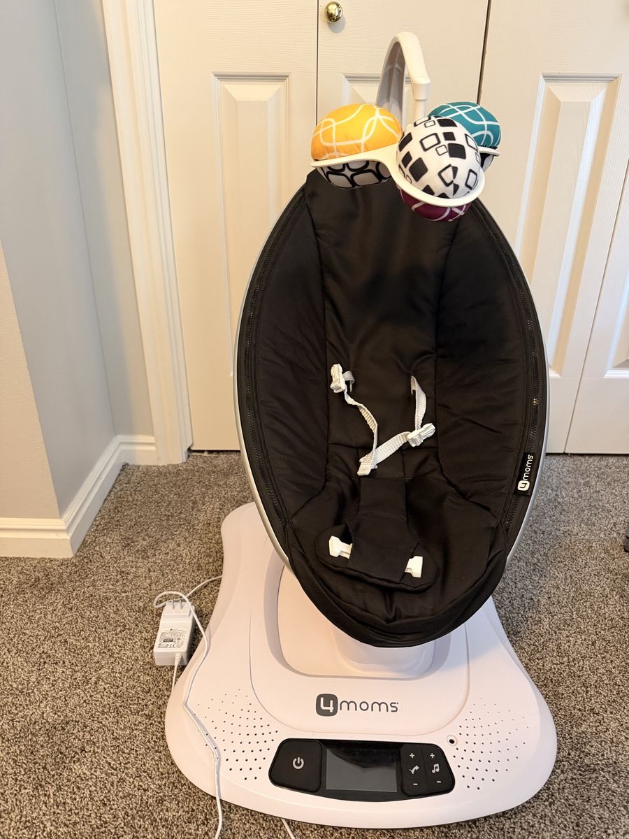 4moms mamaRoo Infant Seat and Swing - Black/White