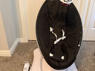 4moms mamaRoo Infant Seat and Swing - Black/White