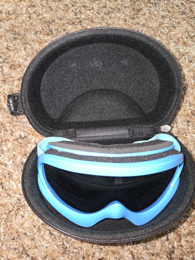 Blue Ski Snowboard Goggles in Hard Case