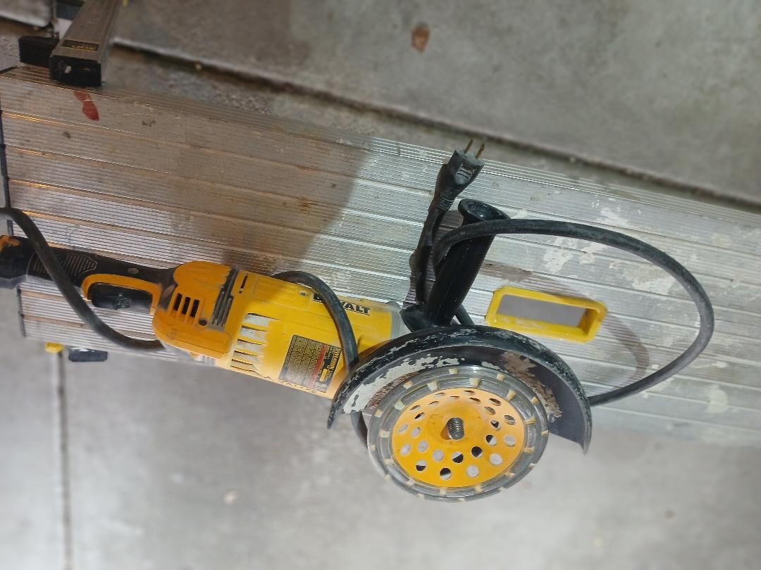 DEWALT GRINDER