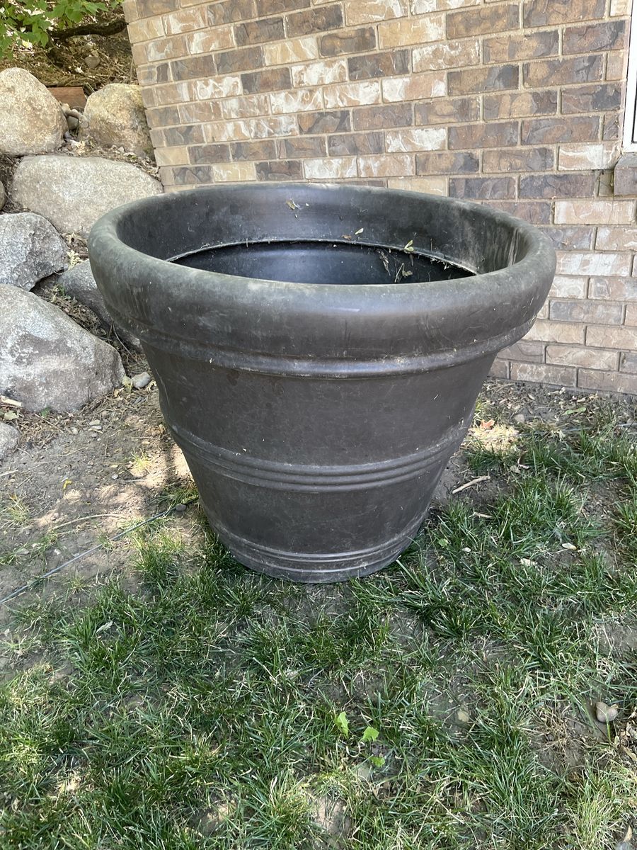 Large Round Plastic Outdoor Planter Pot - Dark Brown/Black - Garden & Patio Decor