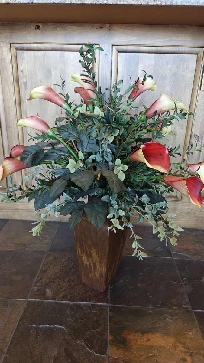 Artificial Calla Lily Floral Arrangement in Tall Wood-Finish Vase