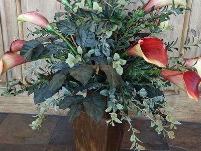 Artificial Calla Lily Floral Arrangement in Tall Wood-Finish Vase