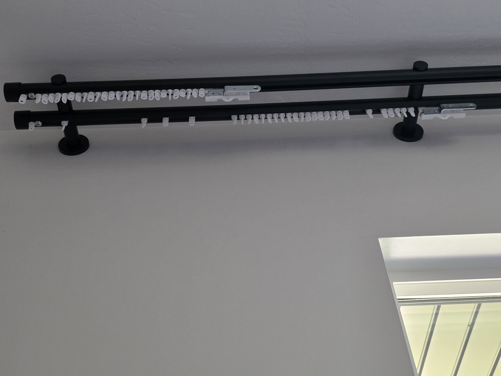 16 ft dual curtain rod in excellent condition
