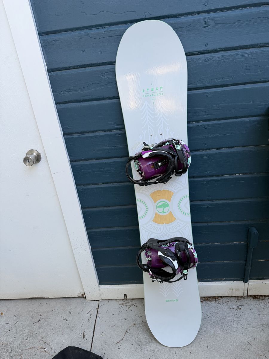 Arbor Poparazzi 144 Snowboard with Bindings - Women's All-Mountain Snowboard