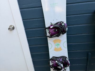 Arbor Poparazzi 144 Snowboard with Bindings - Women's All-Mountain Snowboard