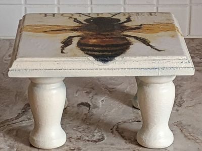 Decorative Bee Stand