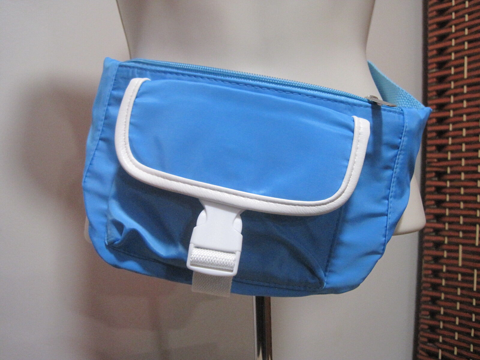 Target SO Colorblock Clip-Front Zipper Top & Back Pockets Fanny Pack Blue White