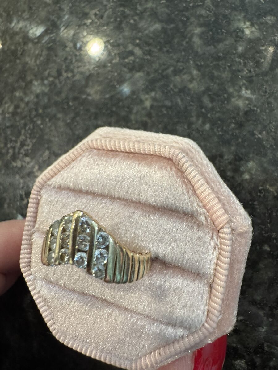 Ladys Diamond 'V' Ring with 12 Diamonds