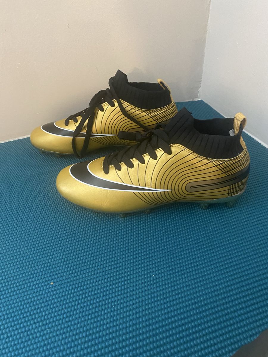 SOCCER. SHOES. GOLD  UNISEX. SIZE. 40. NEW