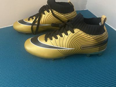 SOCCER. SHOES. GOLD UNISEX. SIZE. 40. NEW