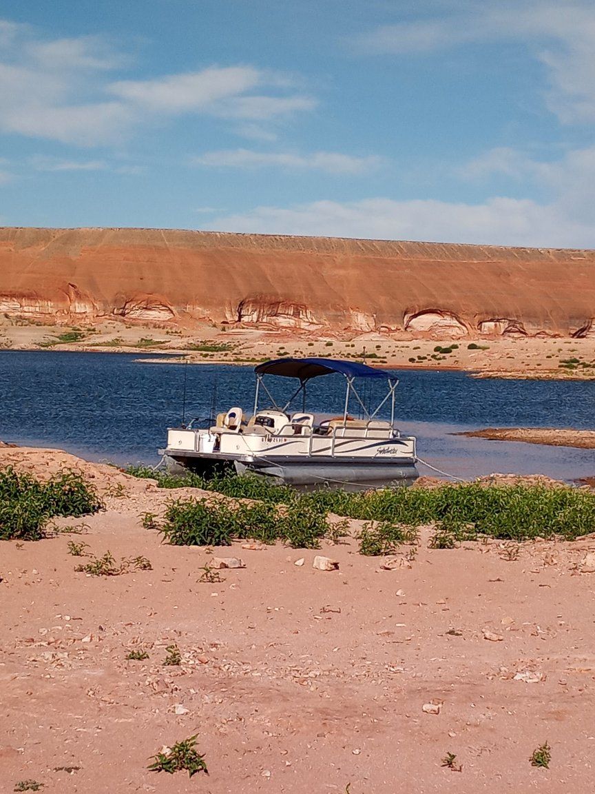 2006 Sweetwater Pontoon Boat - 50 HP Yamaha Outboard, Lowrance Fish Finder, Trailer Included