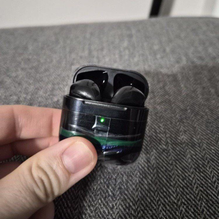 New Bluetooth wireless earphones / earbuds