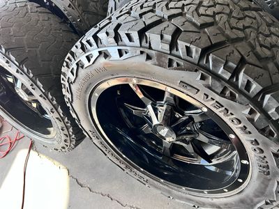 20x10 Moto Metal 6x5.5 and 6x135 on 33s