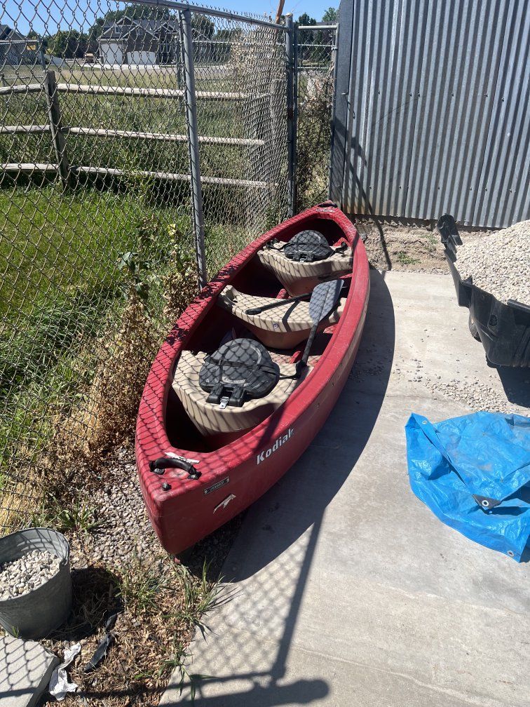 Lifetime Kodiak 13ft Red Canoe with 2 Paddles & Molded Seats (90658)