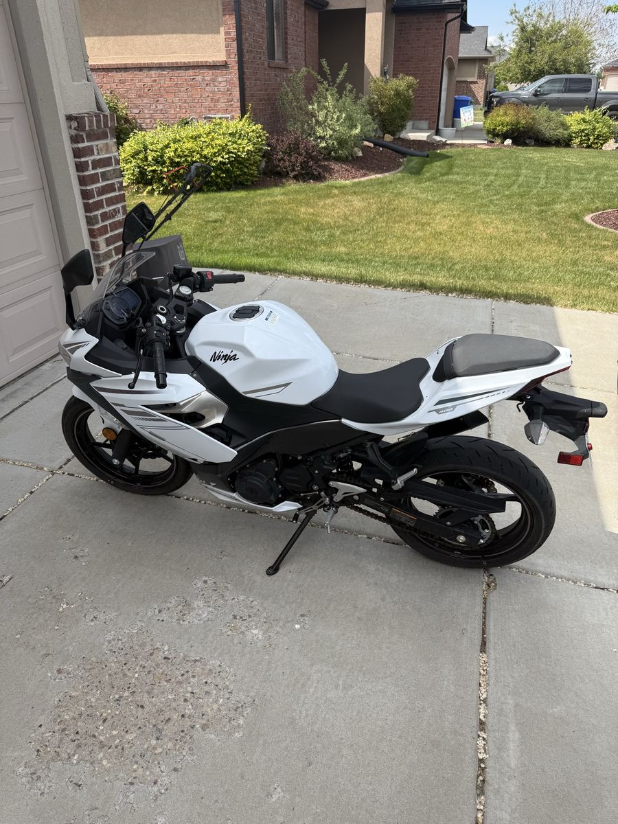2023 Kawasaki Ninja 400 Motorcycle White Sport Bike