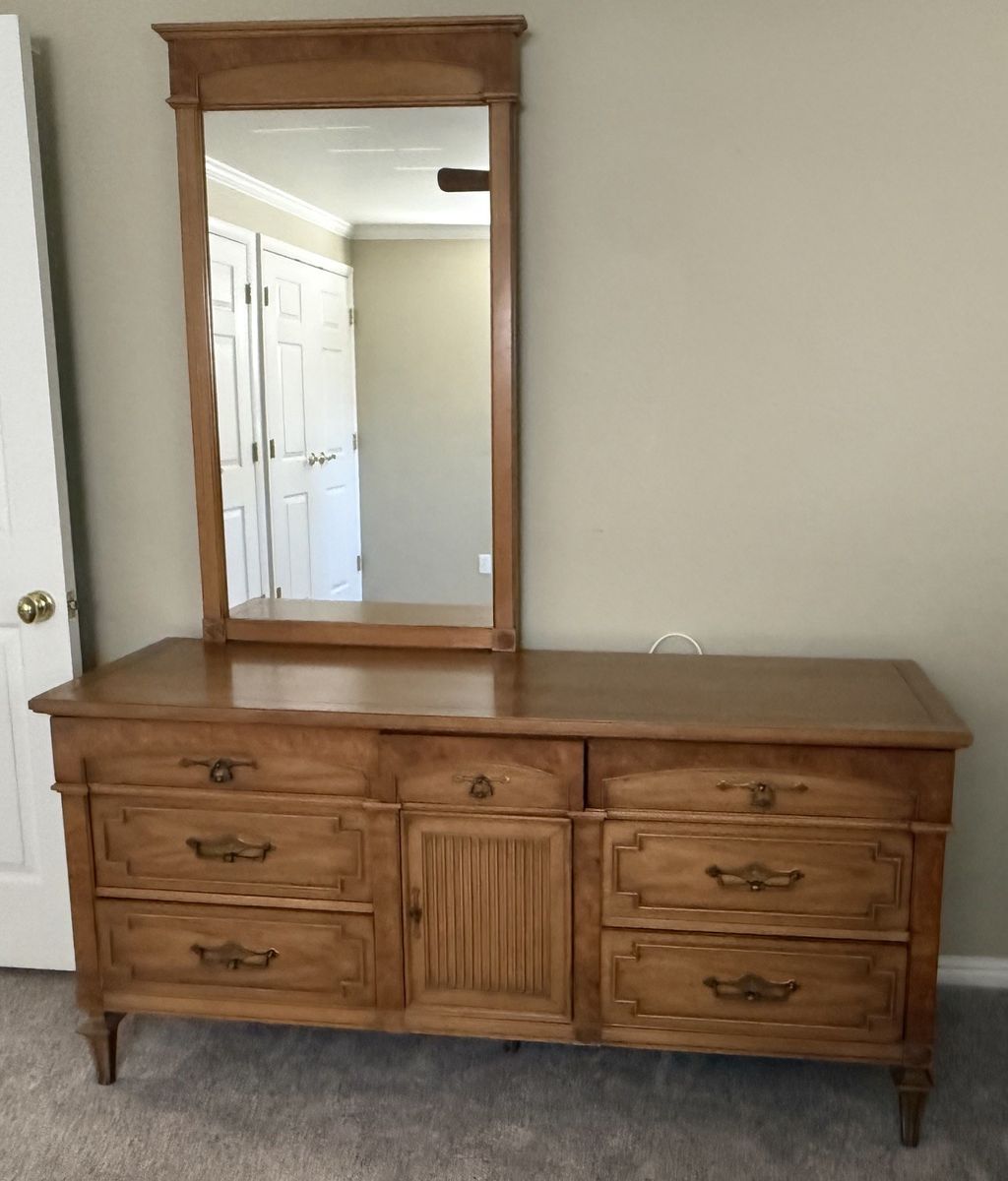Thomasville 3 piece bedroom dresser set +mirror