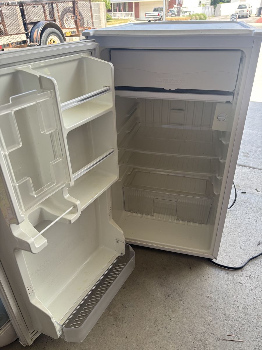 Kenmore mini fridge with freezer compartment