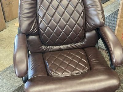 Luxurious Brown Leather Executive Office Chair with Quilted Accents - Ergonomic Swivel & Tilt