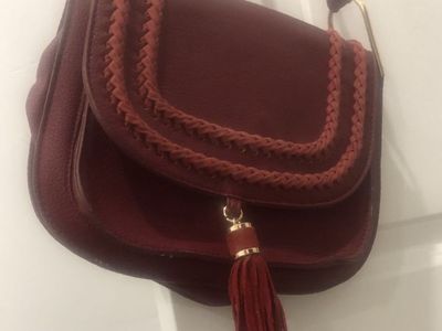 BURGUNDY LEATHER CROSSBODY BAG