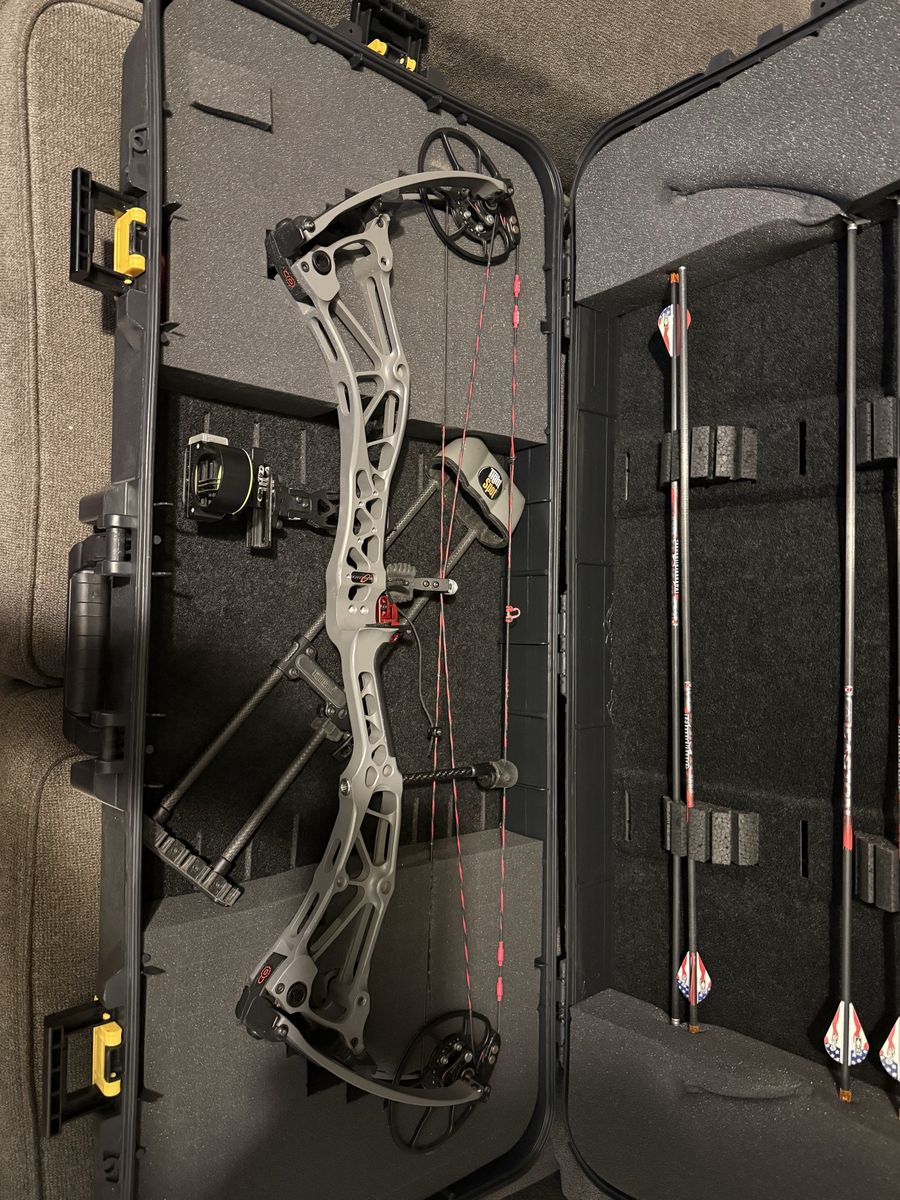 Bowtech revolt X right hand 70lb - Complete Package w/ Hard Case & Arrows