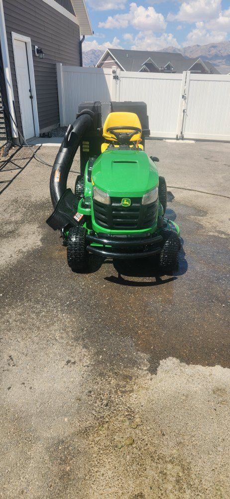 John Deere S220 Ride-On Lawn Mower with Bagger System - Great Condition