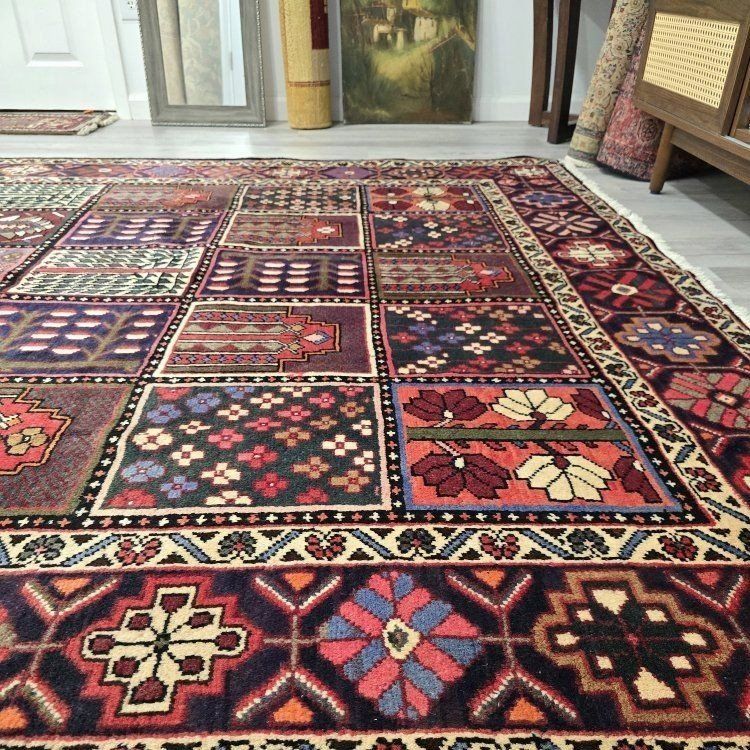 Large Handwoven Persian Wool Rug, Bakhtiari, 6'10" x 10'4"